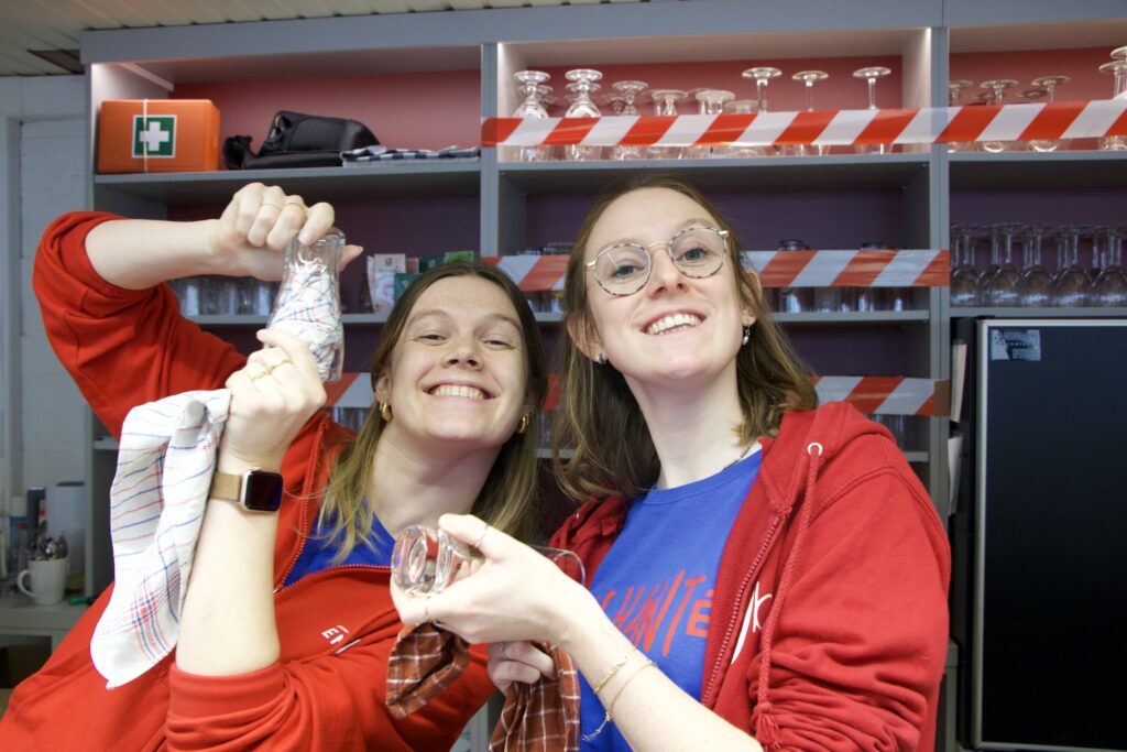 spaghettifestijn Koorleden bemannen de bar tijdens het spaghettifestijn