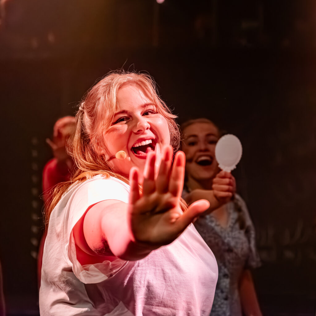 Close-up van een koorlid tijdens het nummer "als ze lacht" (show 2025)