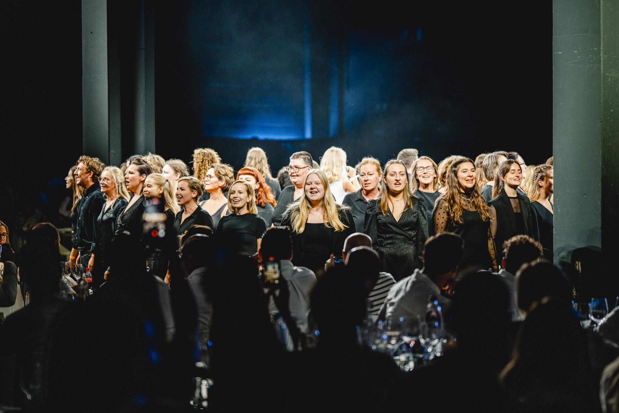 Optreden koor in Antwerp Expo voor personeelsfeest van DPG Media